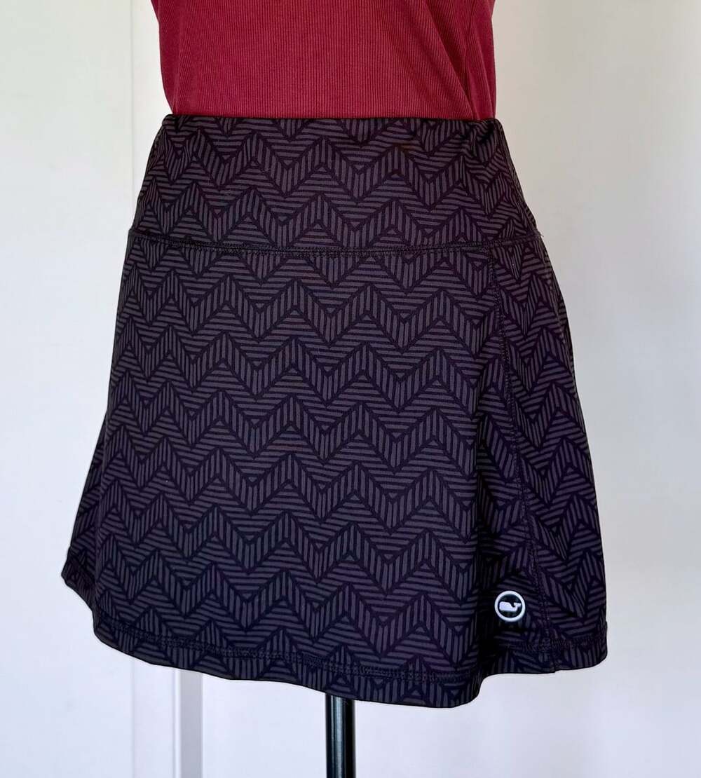 Vineyard Vines Women’s Performance Shortie Skirt Black Chevron Size XL